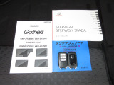 カギをバッグやポケットに入れたままでもドアロックの開閉やエンジン始動ができる『スマートキー』付き!暗くなってもキー穴を捜す必要が無くとっても便利ですから人気の装備です!