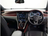 デザインもよく、居心地のよい運転席ですね。分かりやすいスイッチ類ですから操作もしやすく運転をサポートします。ぜひご来店いただき、実際にお座りいただいてステアリングを握ってみてください!