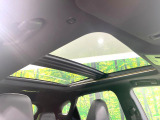 【パノラマルーフ】大型のガラスルーフ搭載で車内の解放感が一気にアップ!開放的なドライブをお楽しみいただけます。