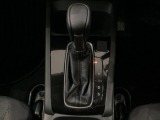 CVT車のセレクトレバーです。低速から高速まで、変速ショックのないスムーズな走りと、エンジン効率のよい領域を維持して燃費にも貢献します。