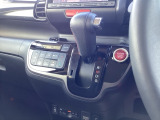 インパネシフトだから視線の移動も少なく足元もスッキリ♪運転席もゆったりしているのでゆとりを持ってドライブできますね!