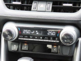 デュアルオートエアコン搭載☆運転席と助手席でエアコンが独立しているのでドライバーも同乗者もより快適にドライブができます♪