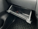 使いやすい収納を、使いやすい場所に。ティッシュボックスを収納できるインストボックスとグローブボックスで大容量の収納スペース