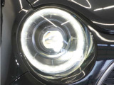 【LEDヘッドライト+デイタイムランニングランプ】主流のLEDヘッドライトに、日中でも他者からの視認性を良くするデイタイムランニングランプ装備!スタイリッシュでかっこよく仕上がっています。