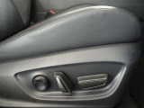 パワーシート搭載。微妙な調整が手軽にでき、ピッタリのポジションで運転することが可能です。