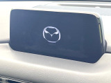 【マツダコネクトナビ】車内の雰囲気にマッチした一体型タイプのナビ。各種車輌設定やBluetooth再生等、様々な機能が楽しめます。直感的なダイヤル操作が可能で、使い勝手も良好です。