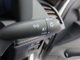 スイッチをオートに設定しておけば、車外の明るさに応じて自動的にヘッドランプを点灯・消灯します。夕暮れ時やトンネルの続く山道などを走行する時に便利なコンライトを装備しています。