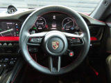 オプション:ヒーター付き GT スポーツ ステアリング ホイール(レザー、ステアリング ホイール パネルはマットカーボン)