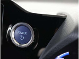 スマートキーを携帯していればキーを取り出さずにドアを施錠&解錠。クルマの始動も可能です。