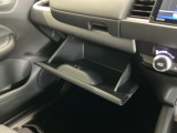 【グローブボックス】収納スペースが沢山あるので車内が散らからずに助かります。ちょっとした物を入れるのにいいですね♪