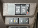 両側電動スライドドアは運転席から操作ができるよう、操作スイッチが付いています。Hondaセンシング用のVSA(ABS+TCS+横滑り抑制)解除と路外逸脱抑制機能のオンオフスイッチなどがあります。