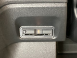 ハンドルの左下にETCがついています。高速道路の料金所の通過も楽々です。 カードの取り出しもしやすい場所についています。
