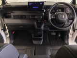 車内は光触媒抗菌消臭施工済です。スタイリッシュなデザインでスポーティなインパネ周りを演出します。グローブボックスやカップホルダーのほかにトレーなどたくさんの収納スペースが付いています。