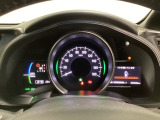 ハイブリット車専用のメーターです。中央のスピードメーターより左右のサブデスプレイで燃費や動力伝達などの情報が見れるようになっています。