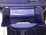 足元部分にはちょっとした小物を入れるのに便利な収納BOXもあります。