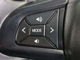 ステアリングには運転中でも簡単に操作できる各種スイッチついてます