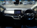 大きなフロントガラスで広々とした視界の運転席まわりです。