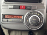 【オートエアコン】一度お好みの温度に設定すれば、車内の温度を検知し風量や温度を自動で調整。暑い&hellip;寒い&hellip;と何度もスイッチ操作をする必要はありません。快適な車内空間には必須の機能ですね♪