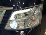 【LEDヘッドライト】悪天候や夜間走行時も良好な視界を確保し安心して運転できる高輝度LEDヘッドライトを装備!点灯速度が早く、消費電力も抑えられています。