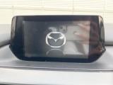 【マツダコネクトナビ】車内の雰囲気にマッチした一体型タイプのナビ。各種車輌設定やBluetooth再生等、様々な機能が楽しめます。直感的なダイヤル操作が可能で、使い勝手も良好です。
