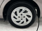 タイヤサイズは185/60R15!残り溝は5ミリ程度です!ホイールキャップに傷があります。