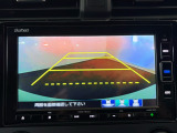後退時に車両の後ろ側をモニター画面に表示します。車庫入れが苦手な人もこれで安心♪