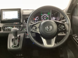 【ハンドル】運転にかかわる様々な操作を安全に行えるように視点移動が少なく操作性に配慮されたスイッチ類が凝縮されたコックピットです。