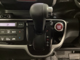 CVT車のセレクトレバーです。低速から高速まで、変速ショックのないスムーズな走りを実現するとともに、エンジン効率のよい領域を維持することで燃費にも貢献します。