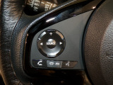 【ステアリングリモコン】ステアリングにオーディオ調節可能なスイッチが装備されていますので運転中でも視線をそらさずにオーディオの調節が可能です!