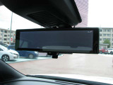 スマートルームミラーです。多人数乗車時やお荷物の多い時でも カメラで後部を映し出します。