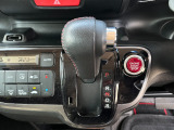 ★インパネシフト★ 前後の足元も広々しています。運転席助手席の行き来もスムーズです