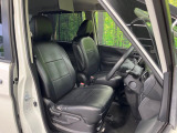 運転席まわりには十分なスペースがあり、大柄な方でもゆったり運転していただける環境です。