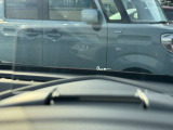 運転視界の遠方上方に虚像を投影することで前を見ながら情報の視認ができます。本当にドライバーが必要な情報を適切に伝え、楽しんで頂くことを考えた新世代装備です。※虚像は2.6m前方に浮かぶイメージです。