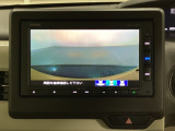 ギヤをR(バック)に入れるとナビの画面に後ろの映像が映るリアカメラ付です。後退時、コンディションが悪い視界でもカラーバックモニターがドライバーをサポートします。