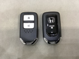 スマートキーを装備しています。鍵を差し込むことなくドアロックの開け閉めと、スタートボタン操作でのエンジンスタートができます。スペアキーも同じものを用意しております。