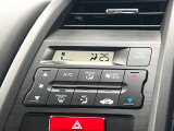 【オートエアコン】一度お好みの温度に設定すれば、車内の温度を検知し風量や温度を自動で調整。暑い&hellip;寒い&hellip;と何度もスイッチ操作をする必要はありません。快適な車内空間には必須の機能ですね♪
