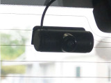 前方・後方はもちろん、車内カメラは、後方から左右をワイドに撮ることができ、幅寄せや側面衝突、威圧的なドライバーの危険行為など、クルマ周囲のトラブルもしっかり記録できます。