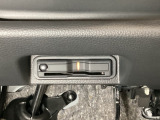 ハンドルの真下にETCがついています。高速道路の料金所の通過も楽々です。 カードの取り出しもしやすい場所についています。