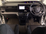 車内は光触媒抗菌消臭施工済です。スタイリッシュなデザインでスポーティなインパネ周りを演出します。グローブボックスやカップホルダーのほかにトレーなどたくさんの収納スペースが付いています。