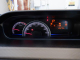 シンプルで見やすいデザインのメーターパネルです。車の情報が表示される大事な場所だからこそ見やすさが大切ですね。