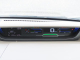 シンプルで見やすいデザインのメーターパネルです。車の情報が表示される大事な場所だからこそ見やすさが大切ですね。