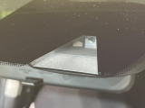 【エマージェンシーブレーキ】走行中に前方の車両等を認識し、衝突しそうな時は警報とブレーキで衝突回避と被害軽減をアシスト。より安全にドライブをお楽しみいただけます。