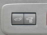 【パワーバックドア】スマートキーや運転席のボタンを押すだけでリアゲートが自動で開閉します!荷物を持っている時や、高い位置にあるバックドアを閉める際に便利な機能です♪