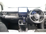 インパネは水平基調で操作しやすく、大型ディスプレイが見やすい配置。運転席前やセンター周りに小物トレイやUSB、カップホルダーなど収納が充実し、日常使いに便利です