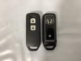 スマートキーを装備しています。鍵を差し込むことなくドアロックの開け閉めと、スタートボタン操作でのエンジンスタートができます。スペアキーも同じものを用意しております。