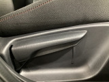 運転席にはドライバーの体型や好みに応じて前後方向だけでなく、高さの調整ができるシートリフターを装備!