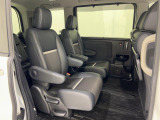 低重心フロア+センタータンクレイアウトによる安定した走りと、広い車内空間が実現しております。