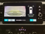バックでの車庫入れも安心です! リアカメラが付いているバックモニター付のナビディスプレイを装備しております。バンパーについているソナーや、操作線もついており距離感も画面から確認できます。