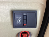左側電動スライドドアは運転席からでも操作ができるように、ハンドル付近に開閉の操作スイッチが付いています。