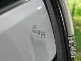 【ブラインドスポットモニター】走行中、ドアミラーの死角になりやすい箇所に後続車が接近するとサイドミラーのレンズに警告を表示!ドライバーに注意喚起をしてくれます。